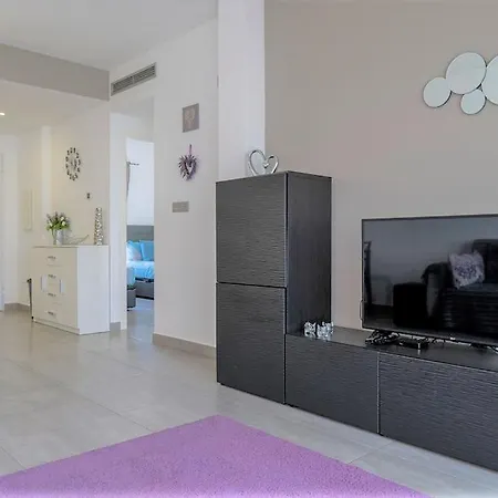 Fantastic 2 Bed In Modern Complex In *